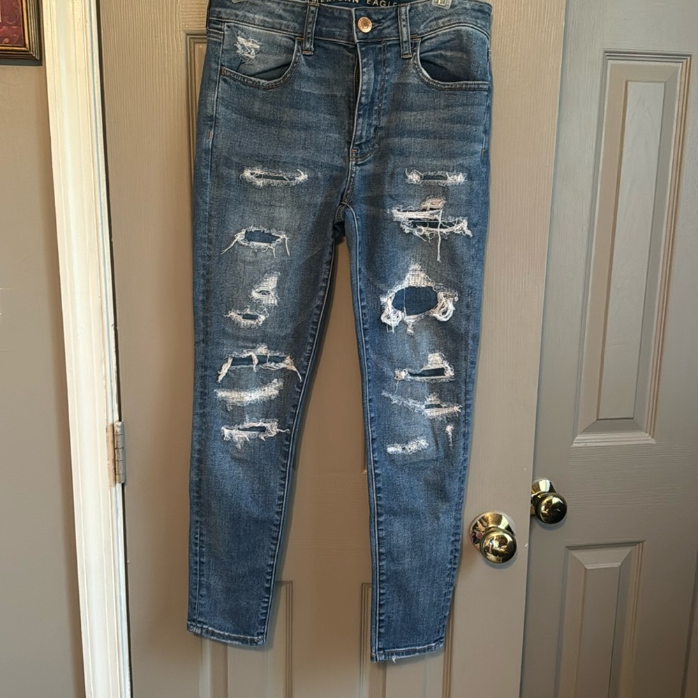 American Eagle -NWOT- size 6- destroyed jeans - super stretch